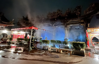 內湖碧山巖開漳聖王廟火警！「天公爐」突竄火 廟門燒毀焦黑