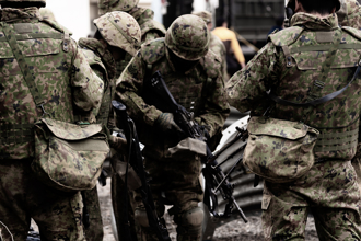 机枪从天而降！砸中日本自卫队员胸口不治