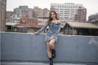 艾薇頂樓天台露性感香肩 現場竟發冷到狂抖「慘白沒血色」