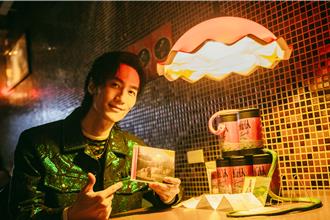 李英宏化身殺手登日月潭舢舨船 險爆出落水意外