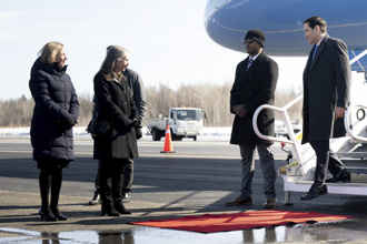 加拿大辦G7會議另類報復川普？「濕冷小紅毯」迎盧比歐