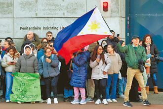 杜特蒂押抵海牙 等待受審