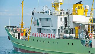 陆科研船闯金门海域探测 海巡驱离