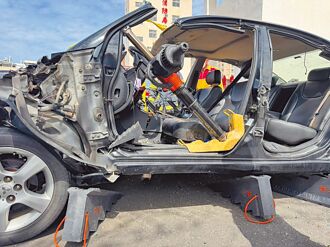 拆車救人 高市特搜模擬車禍救援