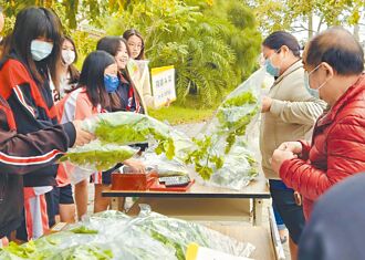 燕巢国中生卖自种菜 居民抢购