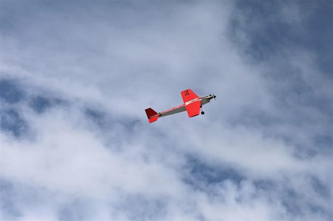  对空实弹射击以T1-B靶机目标。
（记者孙建屏摄）