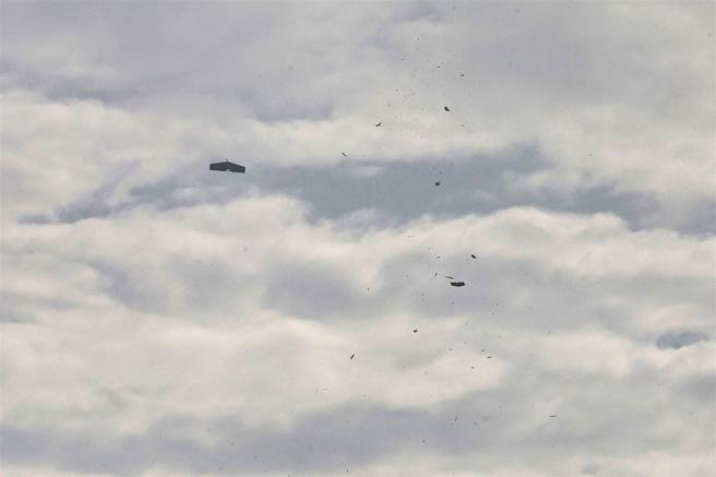  对空实弹射击精准命中，展现优异训练成效。
（记者孙建屏摄）