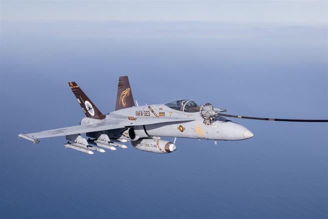  罕見掛載12枚空對空飛彈的F/A-18C演訓期間，接受KC-130J空中加油。（取自DVIDS網站）