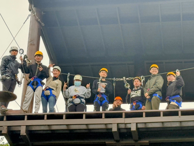 學生站上高台，準備體驗繩索挑戰，大家彼此互相鼓勵，培養團隊合作與自我突破精神。(照片/聖約翰科大提供)