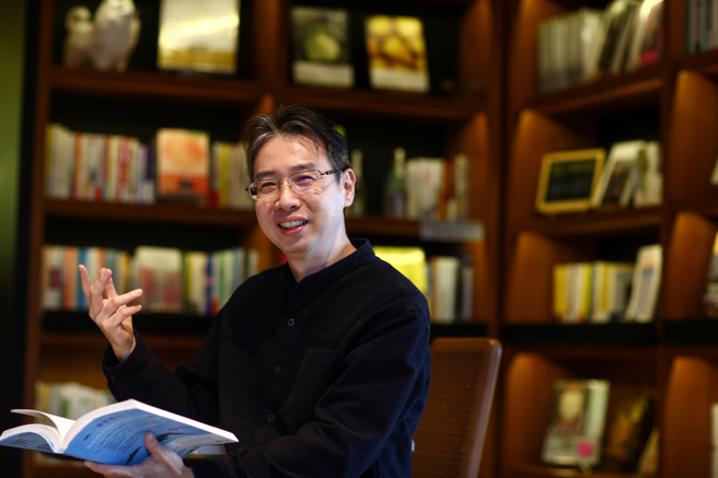 作家徐国能接到学生来电，亲切回答对方问题，引起讨论。（资料照／邓博仁摄）