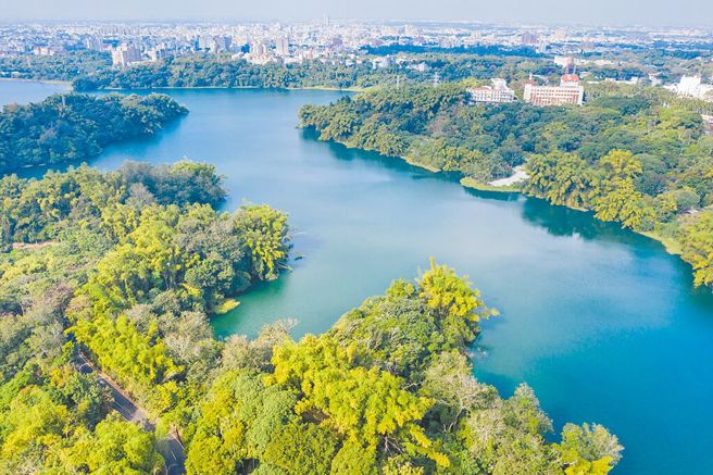 嘉義市蘭潭近滿水位，仁義潭不到50％原因曝。圖為蘭潭湖光山色。（嘉市府提供／本報資料照）