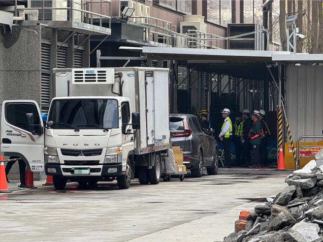 台中新光三越14日上午8时起开放厂商进出取货，开放B2楼层，将有77个柜位、338名人员进出盘点货品。（潘虹恩摄）