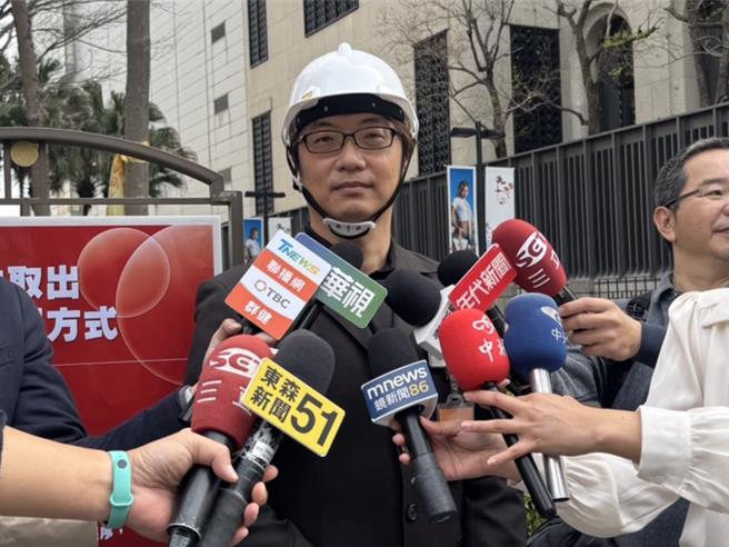 台中新光三越14日上午8时起开放厂商进出取货，美食柜位一膳炭造料理副总粘家荣指出，包括过期、即期，以及放置在冰箱内等有食安隐忧的食材会造册，留在馆内统一销毁。（潘虹恩摄）