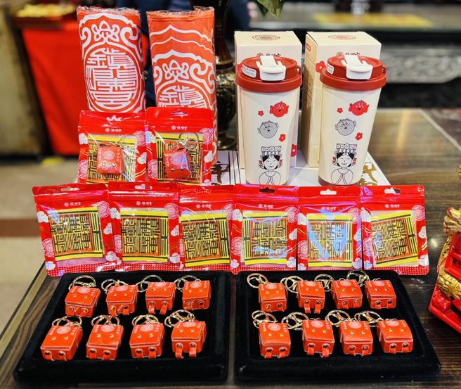 远传门市免费领结缘礼「独家平安书包御守」。（图／远传电信）