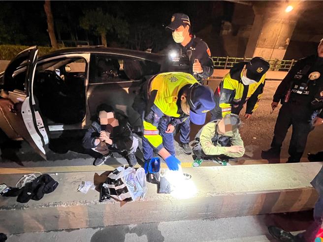 三峡警方拦查可疑车辆，起获大批毒品、现金及空气长枪。（警方提供）