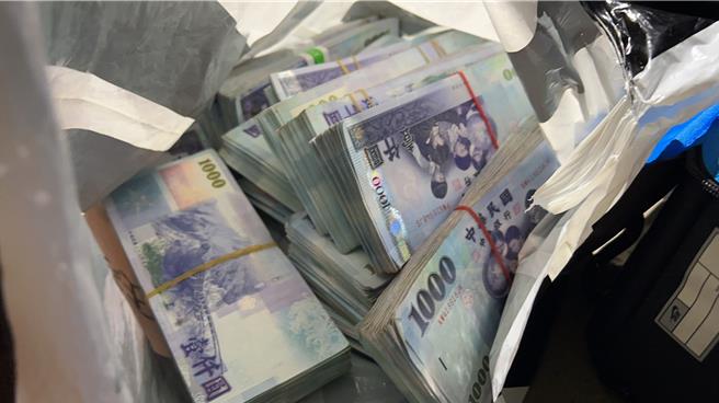 三峡警方拦查可疑车辆，起获大批毒品、现金及空气长枪。（警方提供）