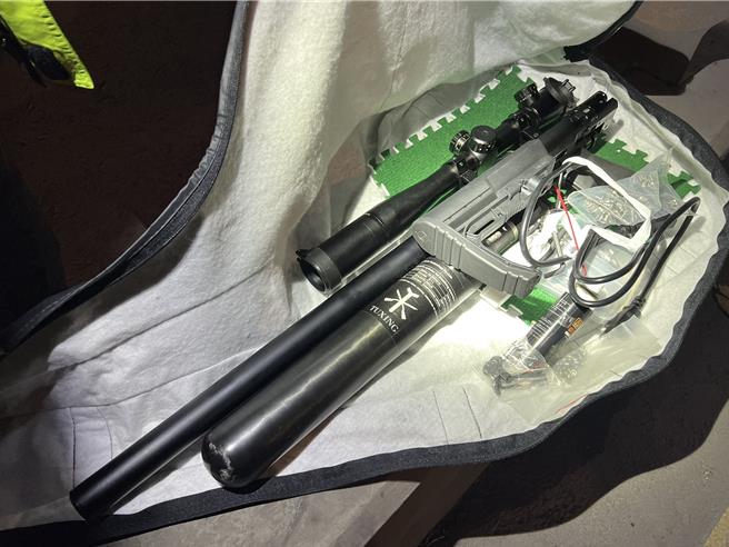 三峡警方拦查可疑车辆，起获大批毒品、现金及空气长枪。（警方提供）