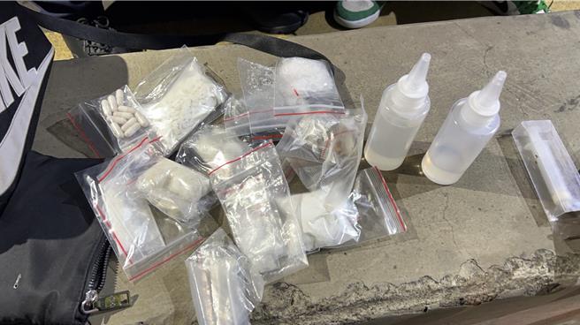 三峡警方拦查可疑车辆，起获大批毒品、现金及空气长枪。（警方提供）