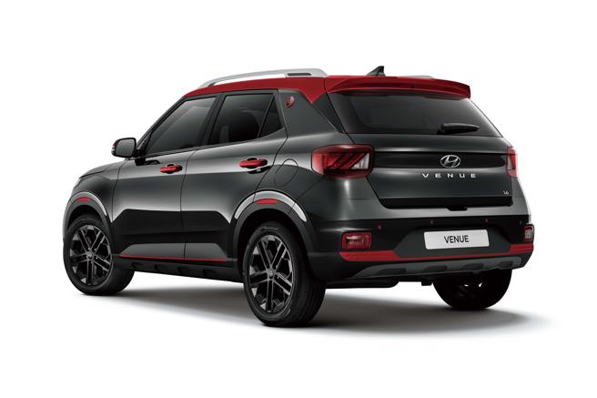 配備紅色運動化尾翼與專屬R&B徽飾。（南陽實業提供）