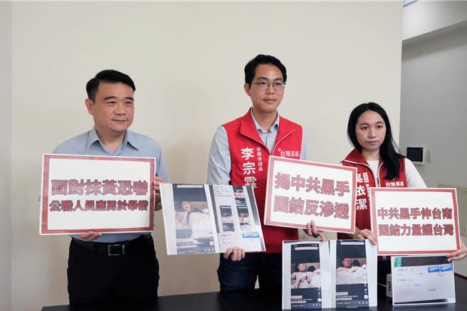 台南市東區區長黃炳元（左）接獲內有變造不雅照片的信件，14日在市議員李宗霖（中）的陪同下揭露此事。（李宗霖提供／洪榮志台南傳真）