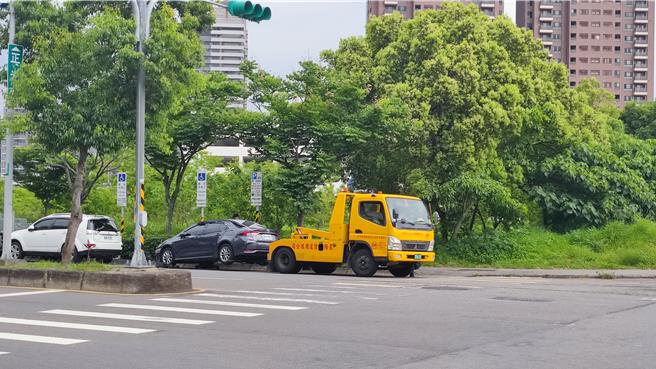 桃园市拖吊车业务分为桃园、中坜拖吊保管场，因合约到期，去年底重新招标，桃园场由新业者得标，因建置期3月30日截止。这段期间北桃园违停除非重大违规、影响交通，否则仅开单、不拖吊。（本报资料照片）