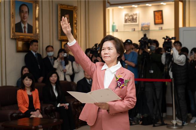 民眾党前立委吴春城因壮世代争议辞去不分区立委，遗缺由东吴大学政治系教授刘书彬递补，并于今（14）日宣誓就职。（民眾党团提供）