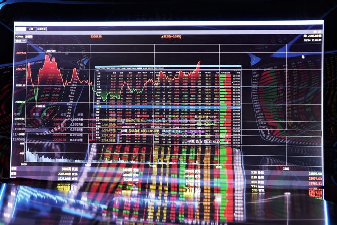 台積電走勢疲弱，但大盤仍重返22000點關卡。（圖／杜宜諳攝）