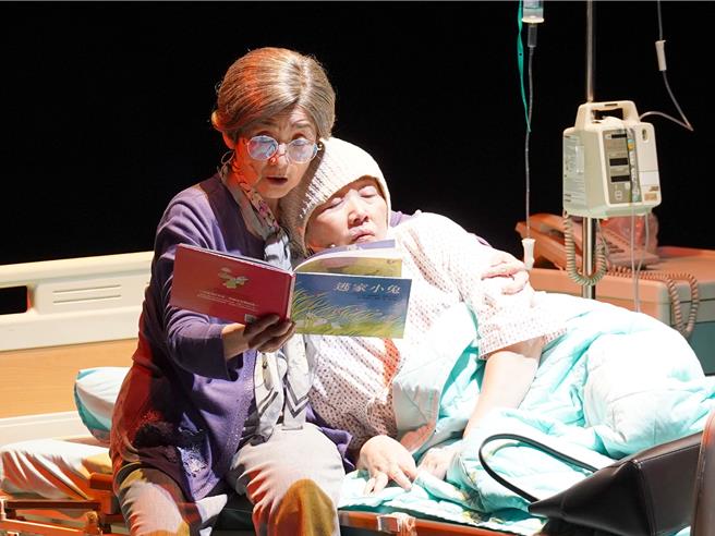 谭艾珍（左）坦言在《当妳转身之后》开排的同时，她也遭遇了诈骗集团的圈套。（绿光剧团提供，张大鲁摄影）