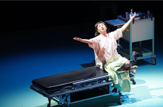 王琄饰演癌末教授，演出令人动容。（绿光剧团提供，张大鲁摄影）