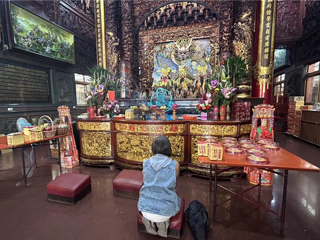 屏東市海豐三山國王廟建廟逾200年來，今年首次在22至24日的3天祝壽期間舉辦「擲聖筊領發財金」活動。（謝佳潾攝）