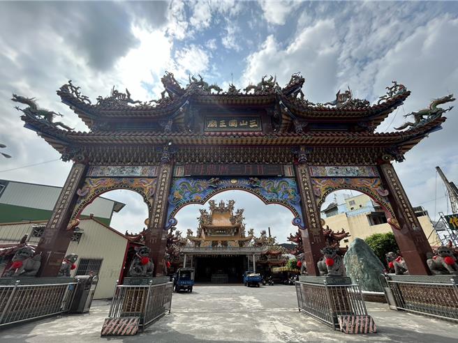 屏東市海豐三山國王廟建廟逾200年來，今年首次在22至24日的3天祝壽期間舉辦「擲聖筊領發財金」活動。（謝佳潾攝）