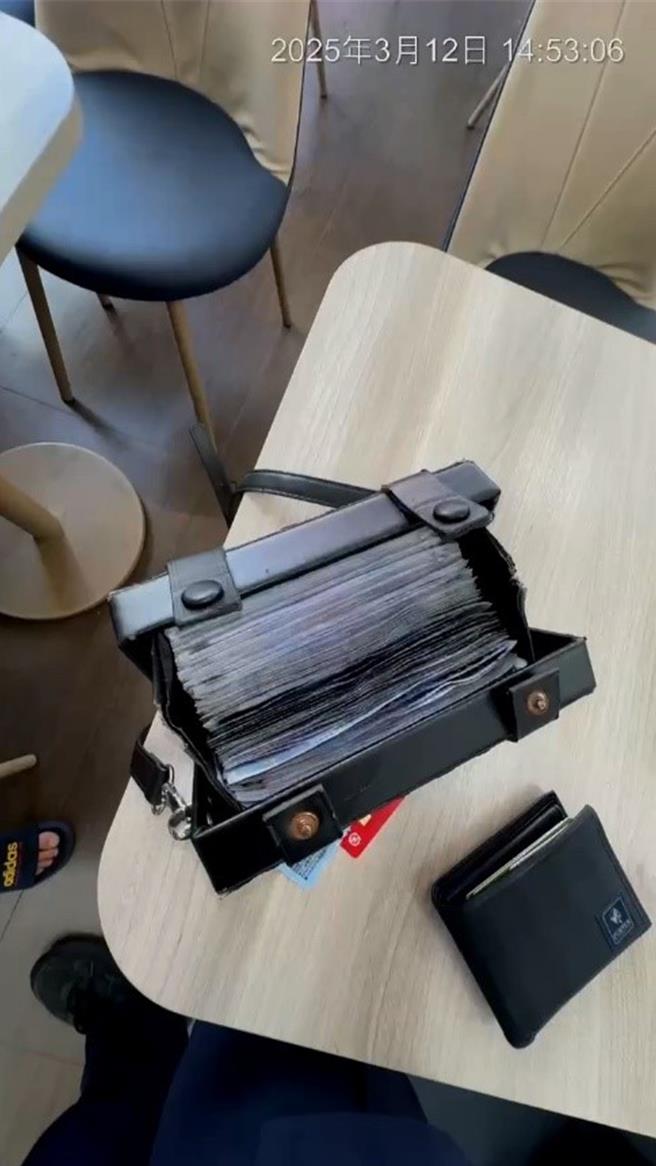 陳男手包裡裝著剛提領的19萬元。（民眾提供／寶智華台中傳真）