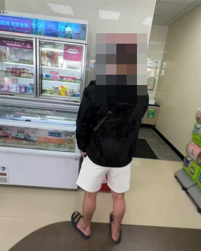 陳男在超商提款機多次提款。（民眾提供／寶智華台中傳真）