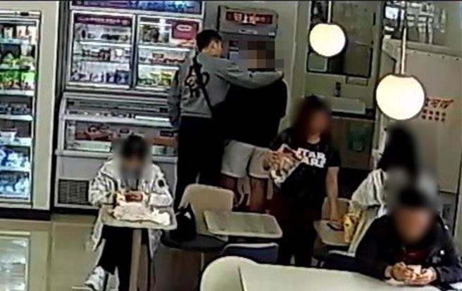 陳男行跡可疑，被警員當場查獲。（民眾提供／寶智華台中傳真）