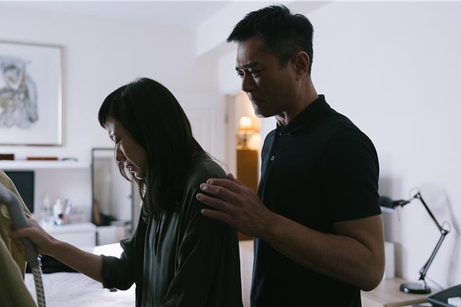 古天乐（右）在《恶行之外》与林嘉欣饰演夫妻。（华映提供）