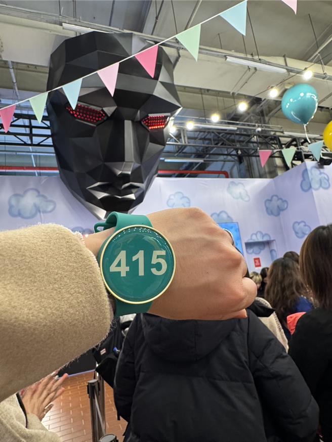 鱿鱼游戏体验馆砸重金打造，超真实还原影集场警；图为韩国首尔Netflix鱿鱼游戏体验馆，台湾馆在活动期间吸引年轻族群参加。 全支付年轻客新增3成。 (洪凯音摄影／洪凯音首尔传真)