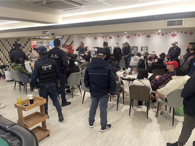 桃園市中壢警分局日前第3度破獲位於中美路二段的大型職業賭場，當場逮捕58歲彭姓負責人、22名工作人員及36名賭客，共59人，並查扣賭資、籌碼總值約1億5000萬及監視設備、發牌機、賭桌等證物。（警方提供／廖姮玥桃園傳真）