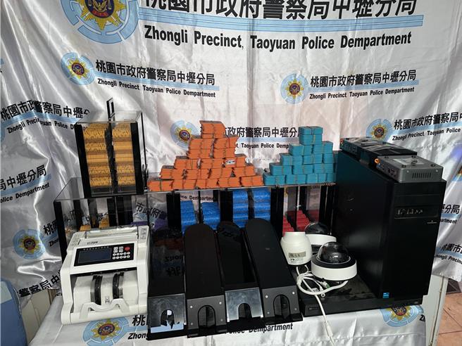 桃園市中壢警分局日前第3度破獲位於中美路二段的大型職業賭場，當場逮捕58歲彭姓負責人、22名工作人員及36名賭客，共59人，並查扣賭資、籌碼總值約1億5000萬及監視設備、發牌機、賭桌等證物。（警方提供／廖姮玥桃園傳真）