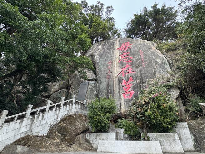 金門地區今日受鋒面影響，天氣陰時多雲短暫陣雨；16日起低溫驟降，夜間體感溫度最低恐下探至6度，溫差變化大，提醒長輩及患有心血管疾病的民眾須特別注意保暖。（于家麒攝）