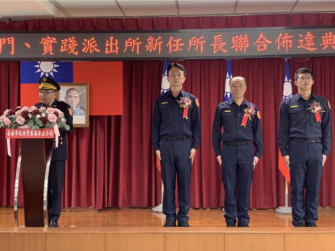 台南市警第五分局14日举行三位新任派出所长布达，由分局长洪宏荣（左）主持。（郭良杰摄）