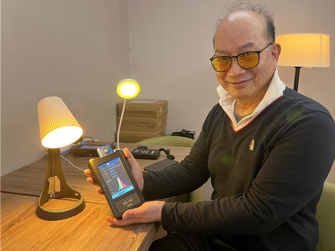 清华大学材料系特聘教授周卓煇成立光与健康协会，14日宣布将率领清大好光团队，把「视力守护科技列车」，开进新竹地区的国小、幼儿园。（王惠慧摄）