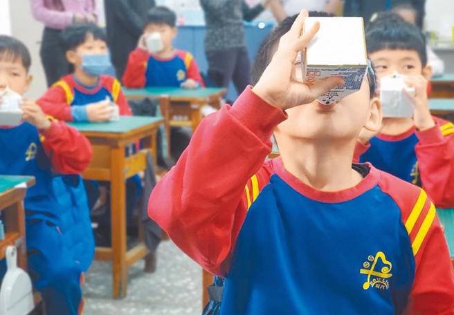 卫福部食药署规划仅取得「鲜乳标章」的才能称鲜乳，而进口牛乳等仅能称为牛乳。（报系资料照）