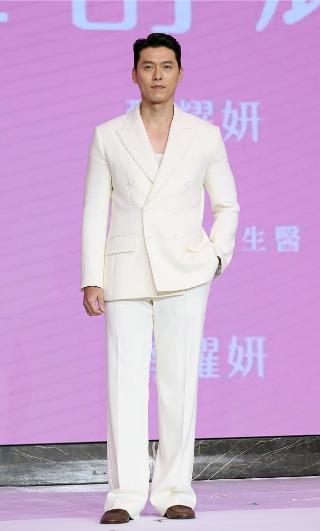 玄彬一身白色西装，化身白马王子。（范扬光摄）