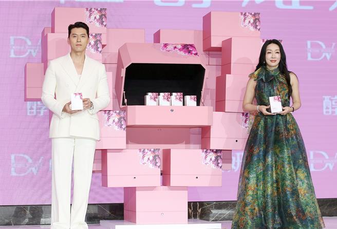 玄彬称职拿着产品宣传。（范扬光摄）