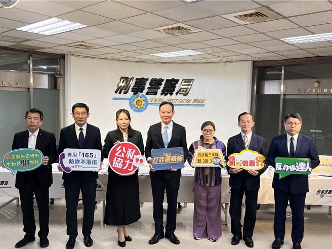 刑事局长周幼伟与徐佳馨等人共同宣导反诈骗。(翻摄照片／林郁平台北传真）