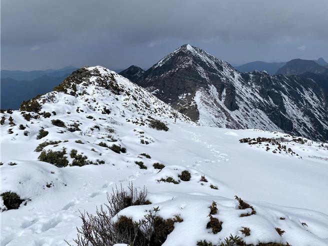 根据中央气象署最新预报，本周末将受锋面冷气团影响，内政部国家公园署雪霸国家公园管理处（简称雪管处）再次提醒，14至16日高山地区会有雷阵雨，16至17日中部以北3000公尺以上的高山可能会降雪。（雪霸国家公园管理处提供／吕丽甄苗栗传真）