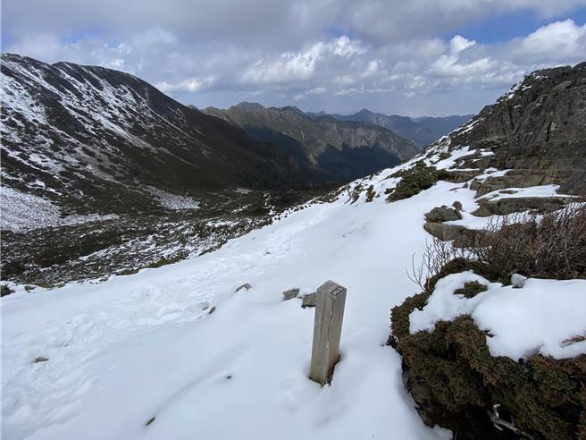 根据中央气象署最新预报，本周末将受锋面冷气团影响，内政部国家公园署雪霸国家公园管理处（简称雪管处）再次提醒，14至16日高山地区会有雷阵雨，16至17日中部以北3000公尺以上的高山可能会降雪。（雪霸国家公园管理处提供／吕丽甄苗栗传真）