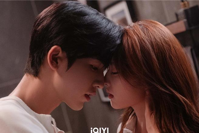 张凌赫（左）、徐若晗在《爱你》中有多场亲密吻戏。（iQIYI爱奇艺国际版提供）