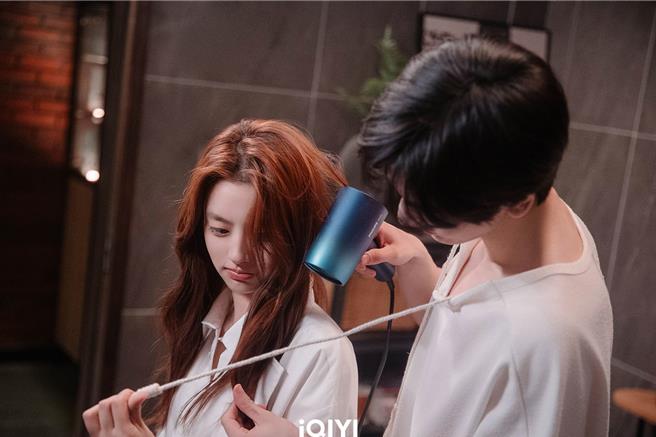 张凌赫（右）与徐若晗剧中高甜吻戏 。（iQIYI爱奇艺国际版提供）