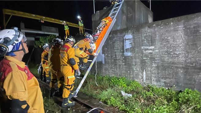 彰化县消防局特搜队参与认证演练，获得「国家级中型搜救队伍」认证资格。（消防局提供／叶静美彰化传真）